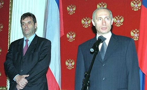 Vladimir Putin and President of the Federal Republic of Yugoslavia Vojislav Kostunica at a joint news conference.