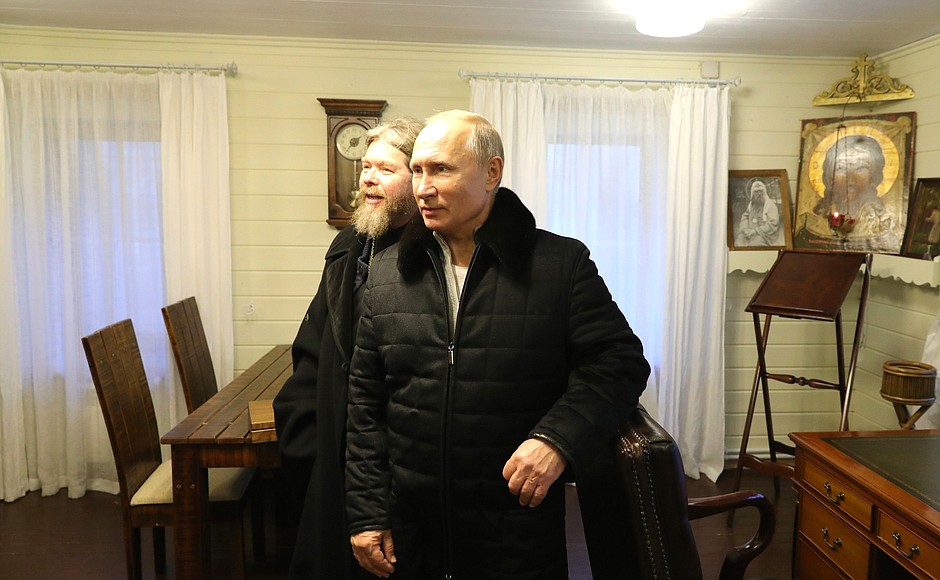 С митрополитом Псковским и Порховским Тихоном в ходе посещения Свято-Успенского Псково-Печерского монастыря.