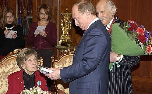 Во время встречи с Владимиром Зельдиным и Лидией Смирновой.