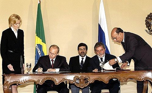 Presidents of Russia and Brazil signing bilateral documents.