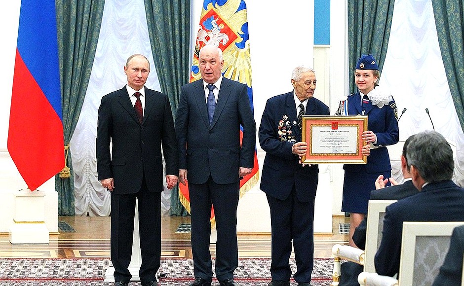 Vladimir Putin opened the ceremony by presenting Mayor of Khabarovsk Alexander Sokolov with the document conferring the title of City of Military Glory on Khabarovsk for courage, fortitude and mass heroism of the city’s defenders in the struggle for the freedom and independence of the Fatherland.