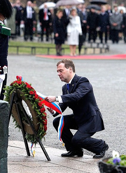 Laying a wreath at Norway's National Monument.