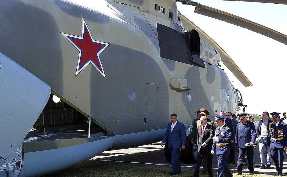 Во время осмотра образцов техники 393-й авиационной базы ВВС России.