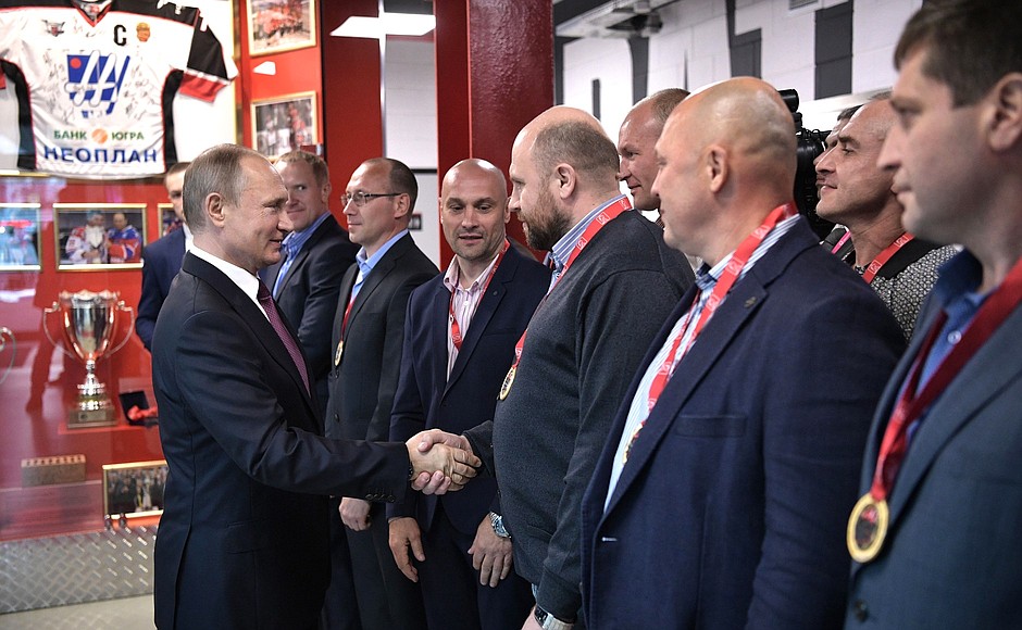 Во время посещения спортивного комплекса «Дацюк-арена» Владимир Путин встретился с игроками команды «Неоплан» – победителями турнира Ночной хоккейной лиги в 2014 году.