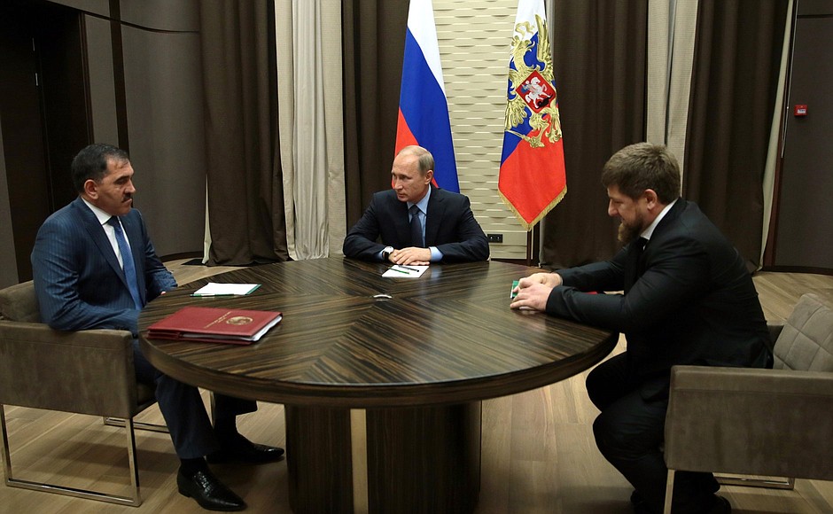 С главой Ингушетии Юнус-Беком Евкуровым (слева) и главой Чеченской Республики Рамзаном Кадыровым.