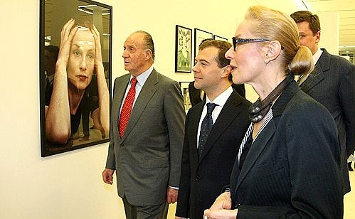 At the photo exhibition “Isabelle Huppert: la femme aux portraits”. With King of Spain Juan Carlos I and Director of the Moscow House of Photography Olga Sviblova.