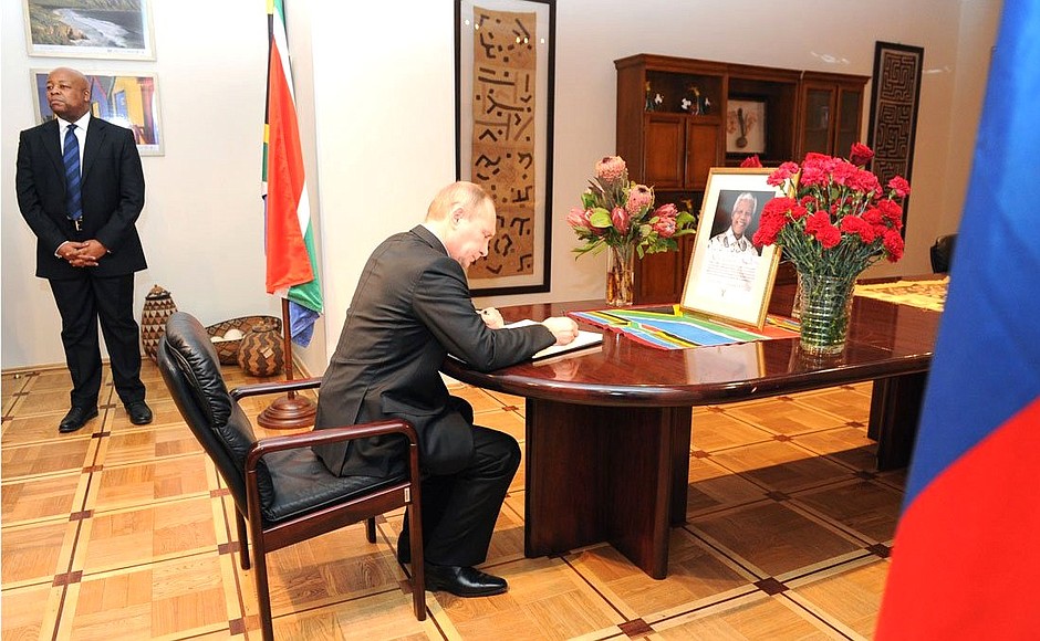 В ходе посещения посольства Южно-Африканской Республики в Москве. Владимир Путин сделал запись в книге соболезнований, открытой в связи с кончиной Нельсона Манделы.