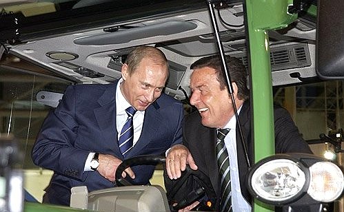 Во время осмотра экспозиции России на международной промышленной ярмарке с Федеральным канцлером ФРГ Герхардом Шрёдером.