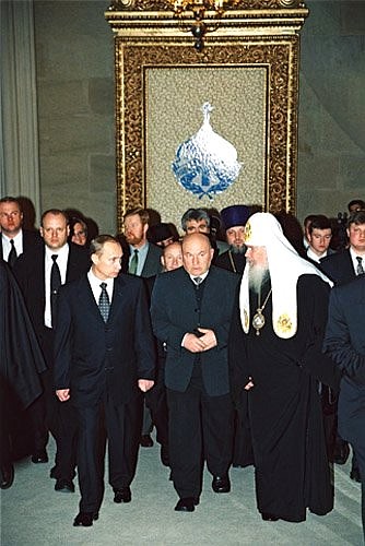 С Патриархом Московским и всея Руси Алексием II и мэром Москвы Юрием Лужковым во время осмотра храма Христа Спасителя.