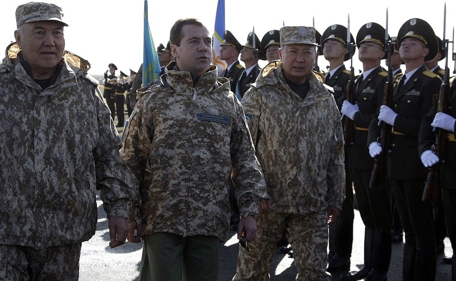С Президентом Казахстана Нурсултаном Назарбаевым (слева) и Президентом Киргизии Курманбеком Бакиевым (справа).