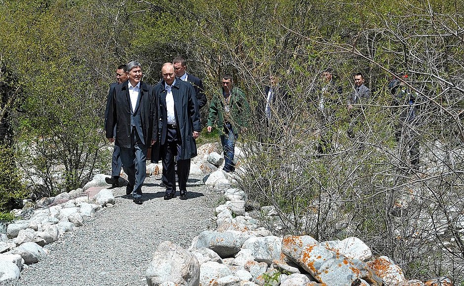 С Президентом Киргизии Алмазбеком Атамбаевым во время прогулки по ущелью Ала-Арча.