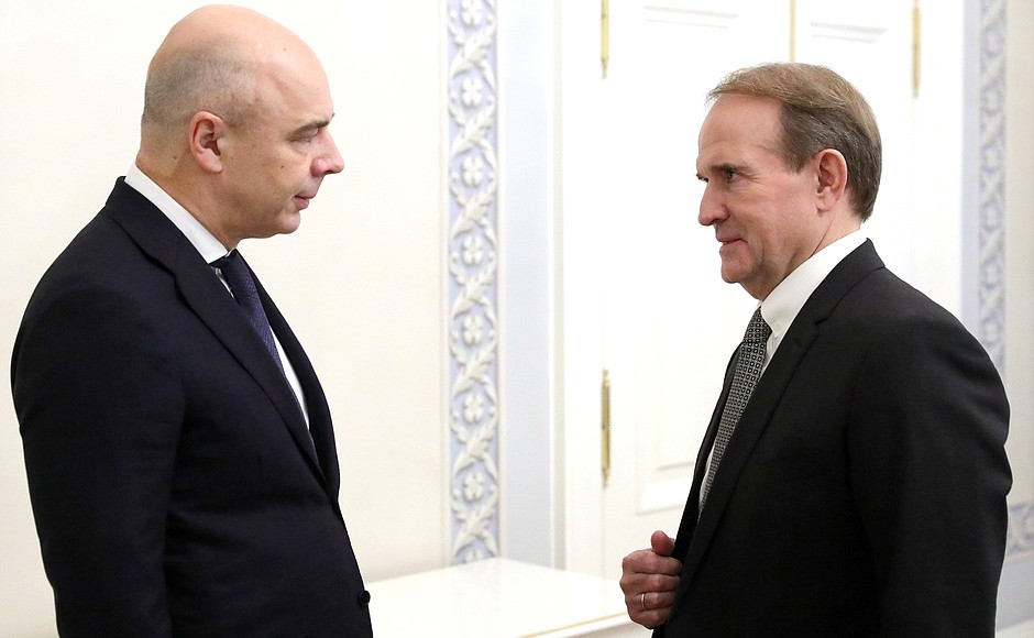 First Deputy Prime Minister, Minister of Finance Anton Siluanov (left) and Head of the Political Council of the Ukrainian party Opposition Platform-For Life Viktor Medvedchuk.