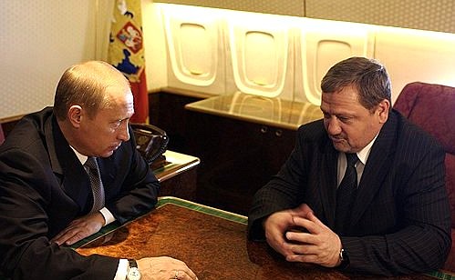 С главой администрации Чеченской Республики Ахматом Кадыровым во время перелета из Вашингтона в Москву.