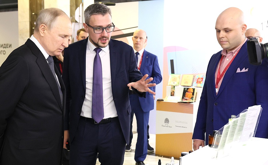 Ahead of the session of the Agency for Strategic Initiatives (ASI) forum, the President toured an exhibition of concepts that won awards at a competition for the best new national brands.