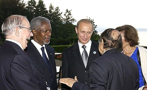 С участниками «расширенного диалога» в рамках саммита «Группы восьми». С Генеральным секретарем ООН Кофи Аннаном (на фото второй слева) и Президентом Алжира Абдельазизом Бутефликой (на фото справа на переднем плане).