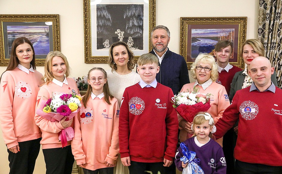 Уполномоченный при Президенте по правам ребёнка Мария Львова-Белова посетила с рабочей поездкой Ненецкий автономный округ. С семьёй Перваковых.