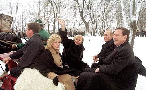 President Putin and his wife Lyudmila with German Federal Chancellor Gerhard Schroeder and his wife Doris Schroeder-Koepf at the Kolomenskoye museum reserve.