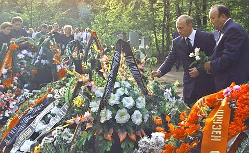 President Putin with Bashkortostan\'s President Murtaza Rakhimov laying flowers on the graves of the victims of the plane crash over Germany in the Yuzhnoye graveyard.