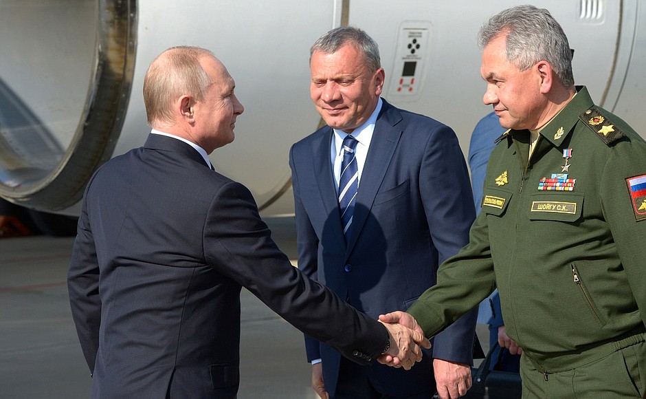 Arriving in Kazan. With Deputy Prime Minister Yury Borisov and Defence Minister Sergei Shoigu (right).