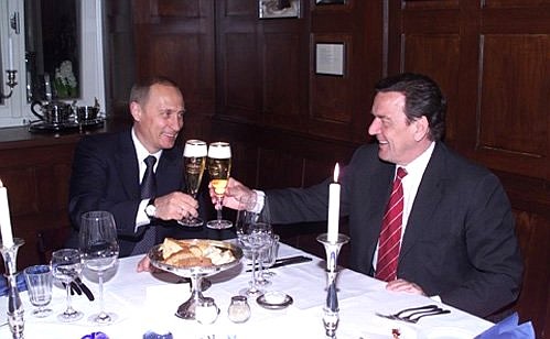 Dinner at the Alt Weimar restaurant. President Putin with German Chancellor Gerhard Schroeder.