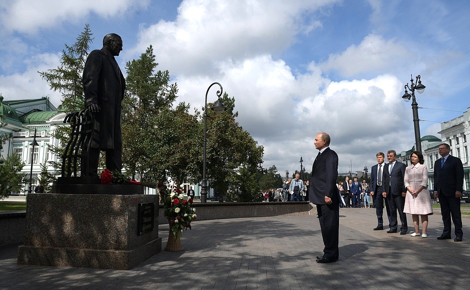 While on a walk in the city, Vladimir Putin honoured the memory of National Artist of the USSR Mikhail Ulyanov who was born in the Omsk Region: the President laid flowers at the monument to the artist in the public garden near the Omsk Drama Theatre.
