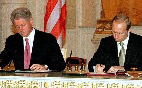 President Putin and US President Bill Clinton signing joint agreements.