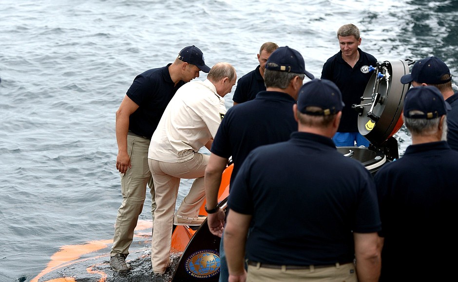 Vladimir Putin took part in a Russian Geographical Society expedition to examine ancient shipwrecks in the Black Sea.