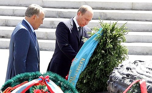 Laying a wreath at the Memorial to the Heroes of Tankograd.