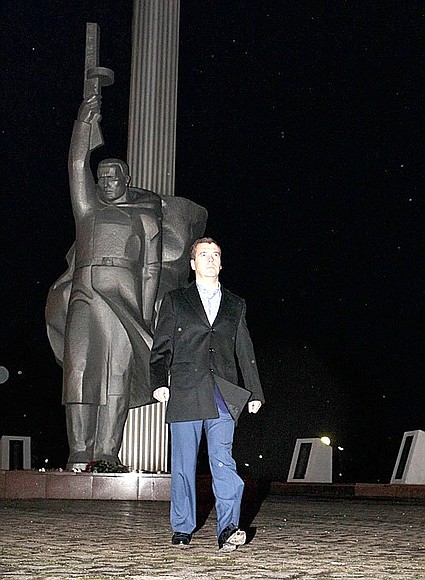 Дмитрий Медведев возложил цветы к памятнику погибшим в битве за Москву.