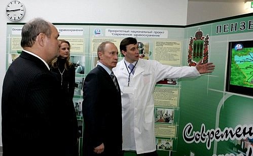 Visiting the new high-tech centre for cardiovascular surgery. The clinic\'s acting head surgeon Vladlen Bazylev gives explanations. From the President\'s right: First Deputy Prime Minister Dmitrii Medvedev, Health and Social Development Minister Tatiana Golikova, and Governor of the Penza Region Vasilii Bochkarev.
