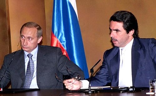 President Putin and Spanish Prime Minister Jose Maria Aznar addressing a news conference on the results of their talks.