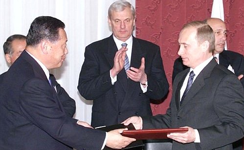 President Putin with Japanese Prime Minister Yoshiro Mori during signing of Irkutsk statement on subsequent peace-treaty talks.