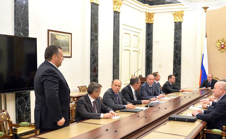 Владимир Путин представил постоянным членам Совета Безопасности нового директора Федеральной службы охраны Дмитрия Кочнева.