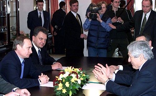 Acting President Vladimir Putin and World Bank President James Wolfensohn.