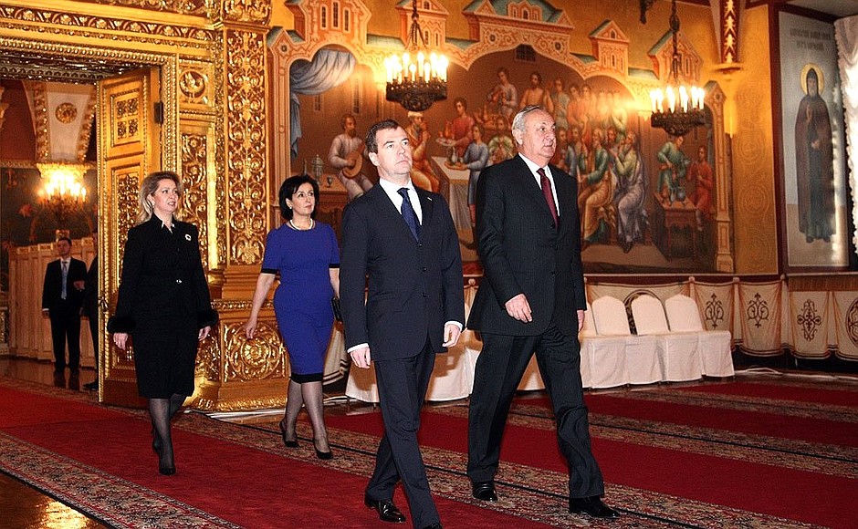 Президент России Дмитрий Медведев с супругой Светланой и Президент Абхазии Сергей Багапш с супругой Мариной.