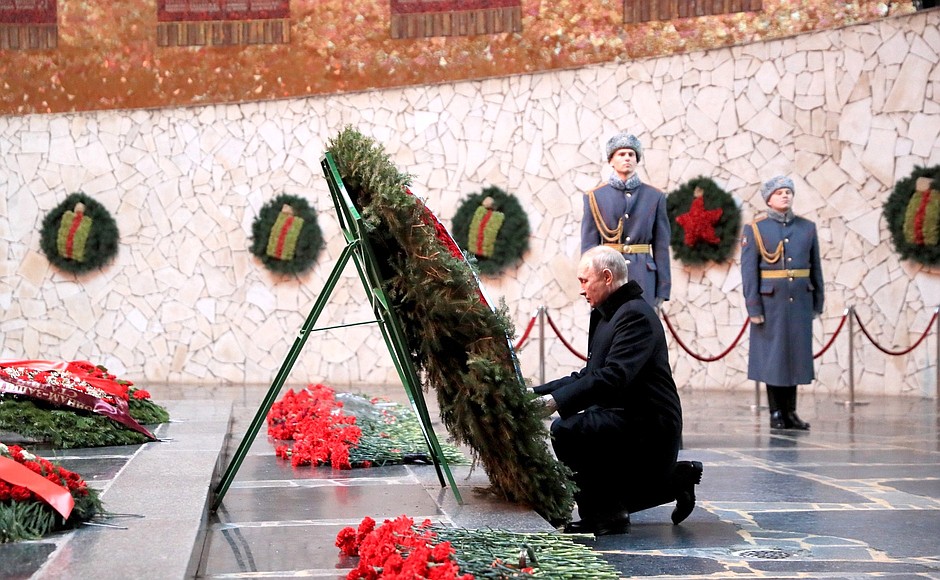В 80-ю годовщину победы в Сталинградской битве Владимир Путин возложил венок к Вечному огню в Зале воинской славы на Мамаевом кургане.