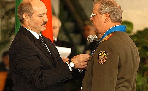 Belarusian President Alexander Lukashenko awarding the Belarusian Order of Honour to Konstantin Totsky, Director of Russia\'s Federal Border Service.