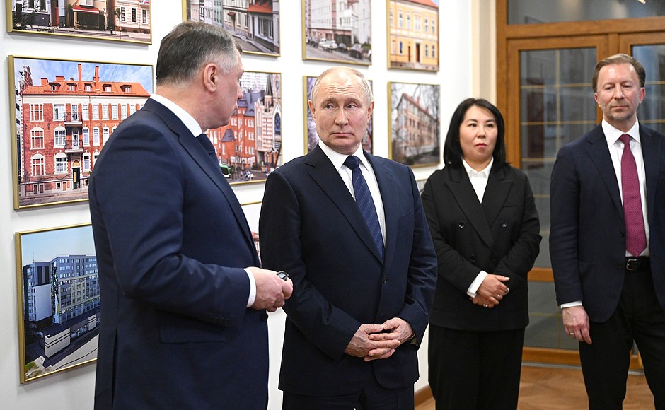 Vladimir Putin viewed a video presentation on the construction of a cultural and educational complex in Kaliningrad. Deputy Prime Minister Marat Khusnullin (left), General Director of Stroytransgaz Dmitry Lebedev, and Director of the Kaliningrad branch of the art gallery Kamilya Baidildina presented the projects.