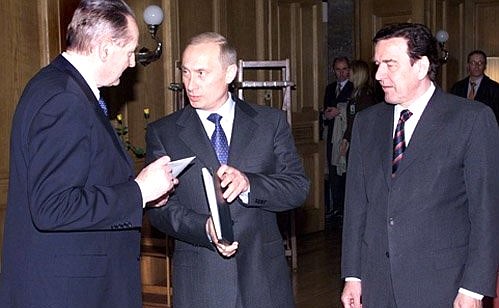 Carl Lange, president of the German War Graves Association, presented President Vladimir Putin with a book of memory dedicated to Soviet prisoners of war who died in Hammelburg Camp. The book was presented in the presence of German Chancellor Gerhard Schroeder.
