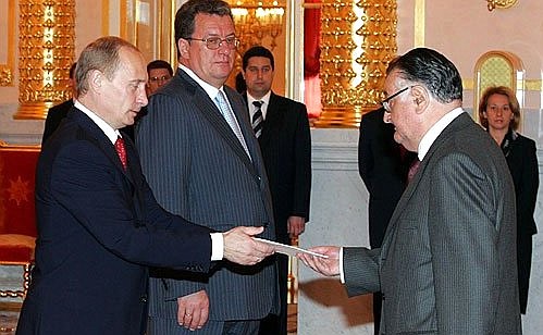 Chile\'s Ambassador to Russia, Augusto Parra Munos, presenting the letter of credential.
