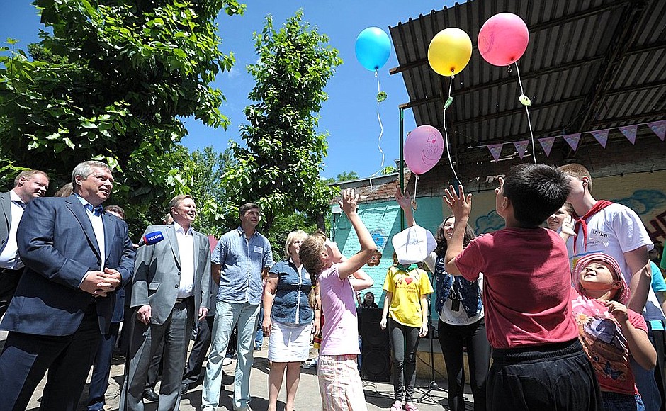 Руководитель Администрации Президента Сергей Иванов посетил детский оздоровительный лагерь «Пионер», где временно размещены граждане Украины.