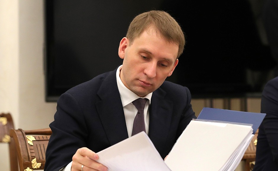 Министр по развитию Дальнего Востока Александр Козлов перед началом совещания с членами Правительства.