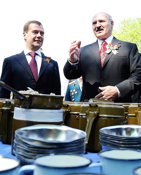 С Президентом Беларуси Александром Лукашенко у полевой кухни, развёрнутой у стен Кремля в Александровском саду.