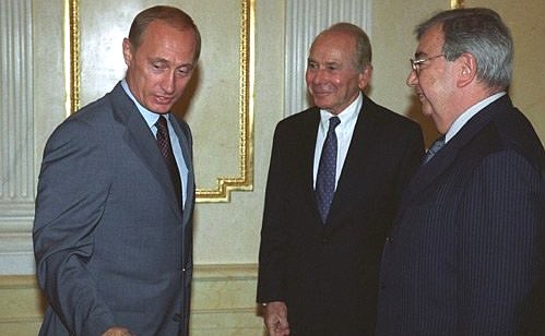 President Putin with Maurice Greenberg (centre), CEO of American International Group (AIG), and Yevgeny Primakov, head of the Chamber of Commerce and Industry of Russia.