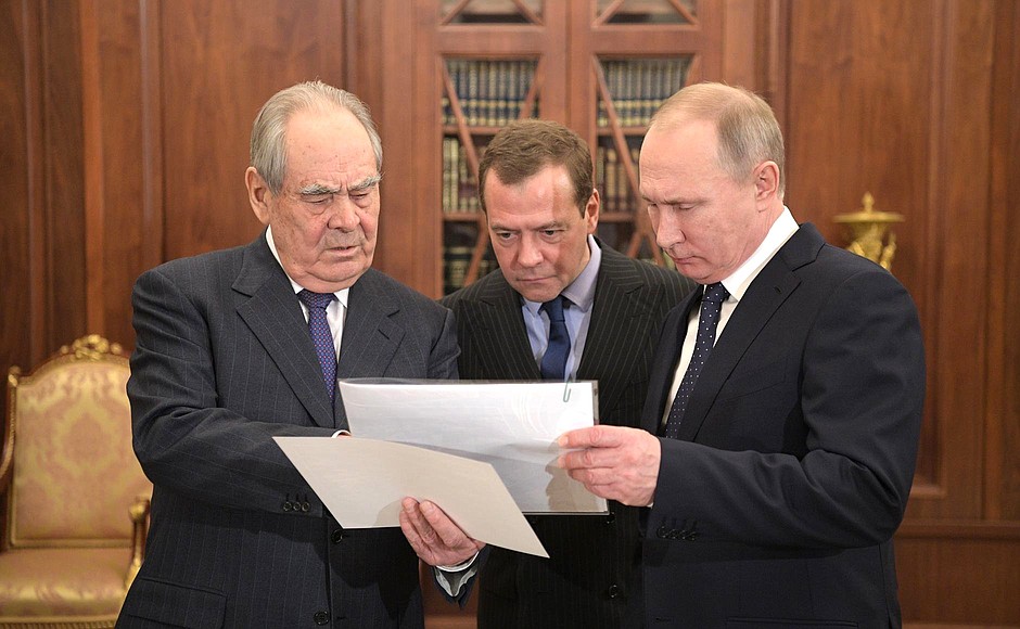 Vladimir Putin and Dmitry Medvedev met with First President of Tatarstan, State Adviser of the Republic of Tatarstan and Chairman of the Regional Foundation for Rebuilding the Republic of Tatarstan’s Historical and Cultural Monuments Mintimer Shaimiyev on the eve of his 80th birthday.