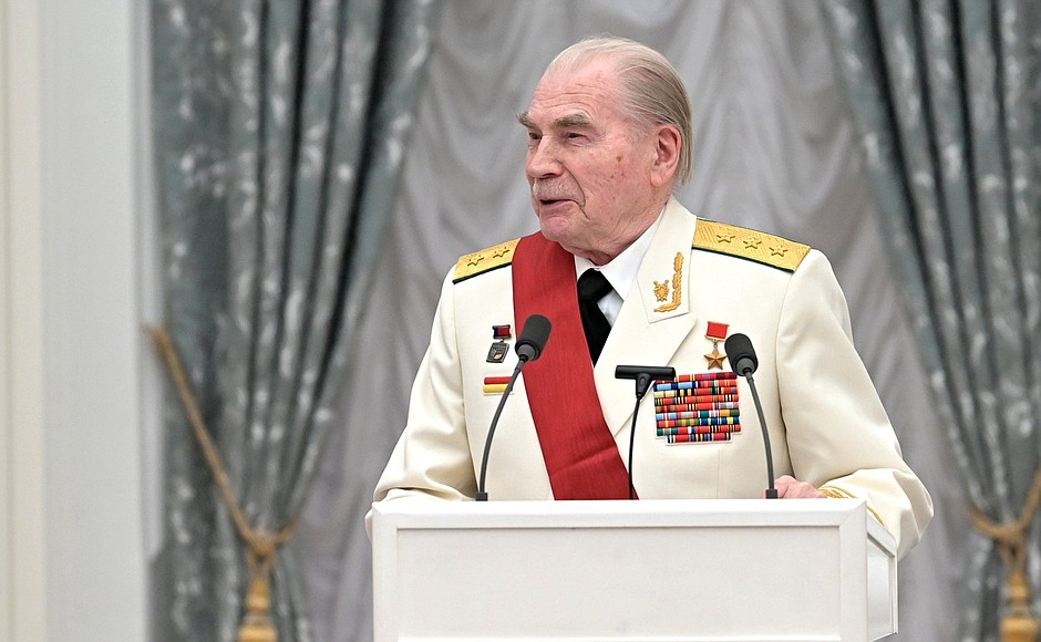 Presentation of state decorations in the Kremlin. Hero of the Soviet Union Boris Kravtsov, State Councilor of the Judiciary First Class, receives the Order for Services to the Fatherland First Degree.