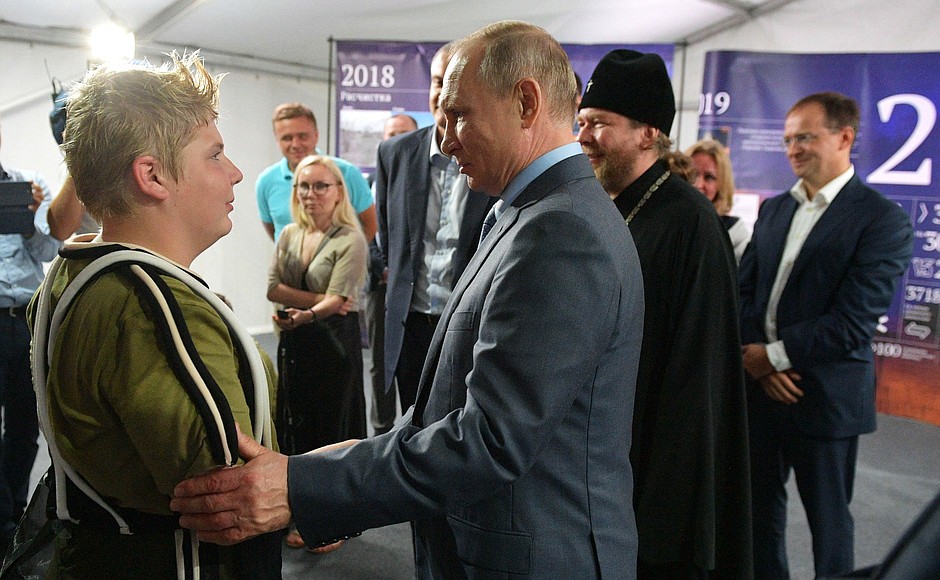 После просмотра спектакля «Грифон» Владимир Путин побеседовал с актёрами постановки.