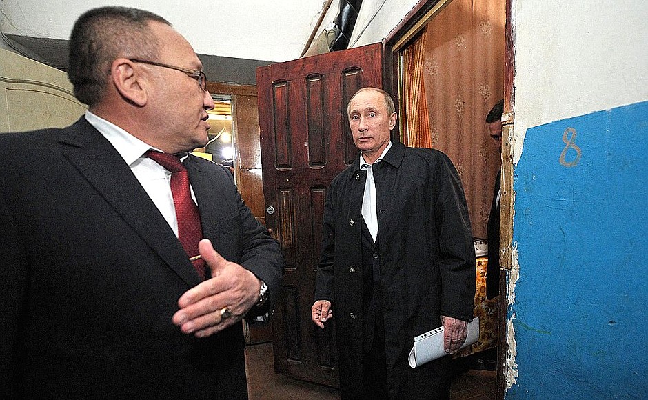 During his visit to Kalmykia, Vladimir Putin viewed an old building whose residents are due for resettlement. With Mayor of Elista Artur Dzhordzhiyev.