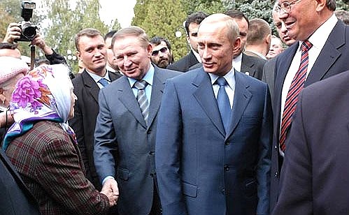 Во время прогулки по городу с Президентом Украины Леонидом Кучмой.
