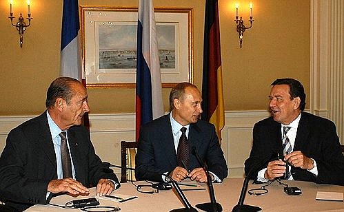 С Президентом Франции Жаком Шираком и Федеральным канцлером ФРГ Герхардом Шрёдером (справа).